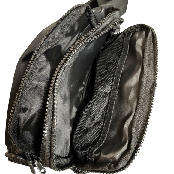 Unisex Mini Belt Bag w/Adj Strap, Crossbody Pack for Traveling Black Pre Owned - Picture 4 of 4